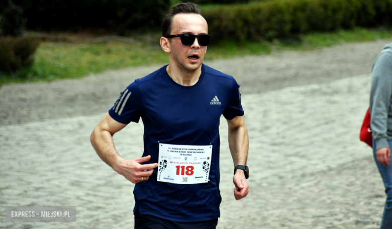 Setki biegaczy i świetne wyniki. 15. Półmaraton Henrykowski i 11. Dycha Księgi Henrykowskiej [foto]