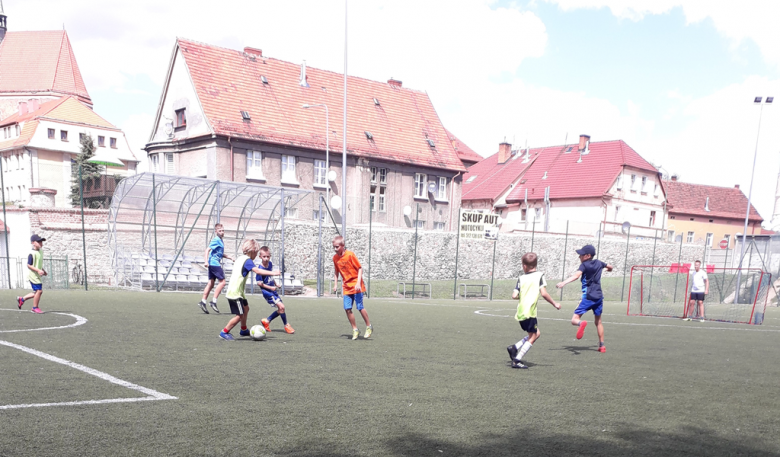 Sportowe wakacje na Orliku z Gminnym Centrum Edukacji i Sportu w Ziębicach