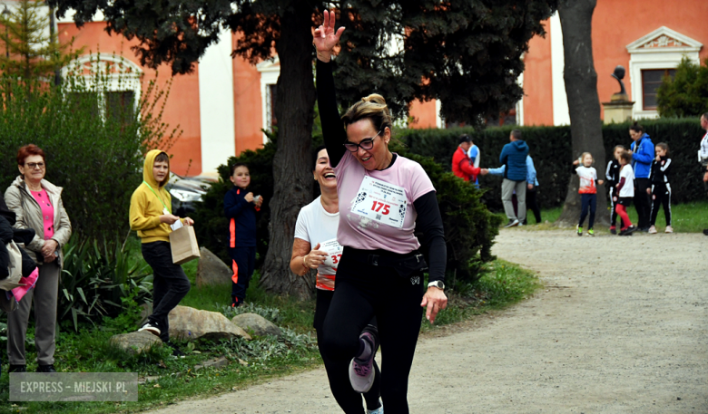 Setki biegaczy i świetne wyniki. 15. Półmaraton Henrykowski i 11. Dycha Księgi Henrykowskiej [foto]