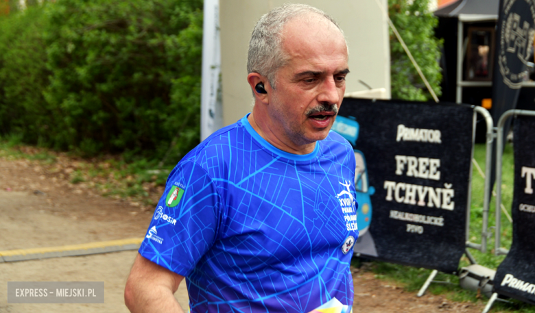 Setki biegaczy i świetne wyniki. 15. Półmaraton Henrykowski i 11. Dycha Księgi Henrykowskiej [foto]