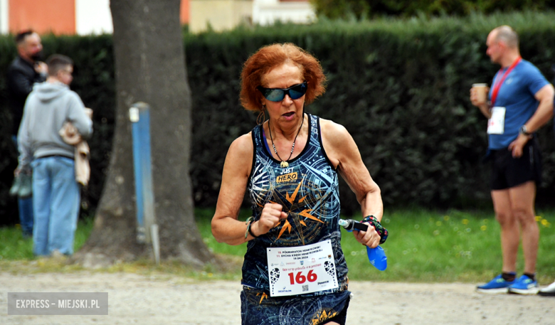Setki biegaczy i świetne wyniki. 15. Półmaraton Henrykowski i 11. Dycha Księgi Henrykowskiej [foto]
