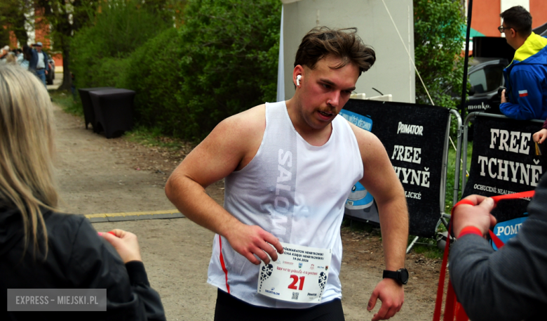 Setki biegaczy i świetne wyniki. 15. Półmaraton Henrykowski i 11. Dycha Księgi Henrykowskiej [foto]