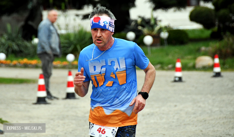 Setki biegaczy i świetne wyniki. 15. Półmaraton Henrykowski i 11. Dycha Księgi Henrykowskiej [foto]
