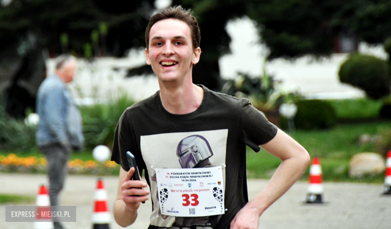 Setki biegaczy i świetne wyniki. 15. Półmaraton Henrykowski i 11. Dycha Księgi Henrykowskiej [foto]