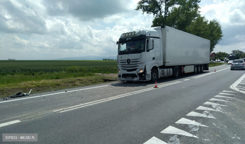 Zderzenie samochodu ciężarowego z osobówką na krajowej ósemce 