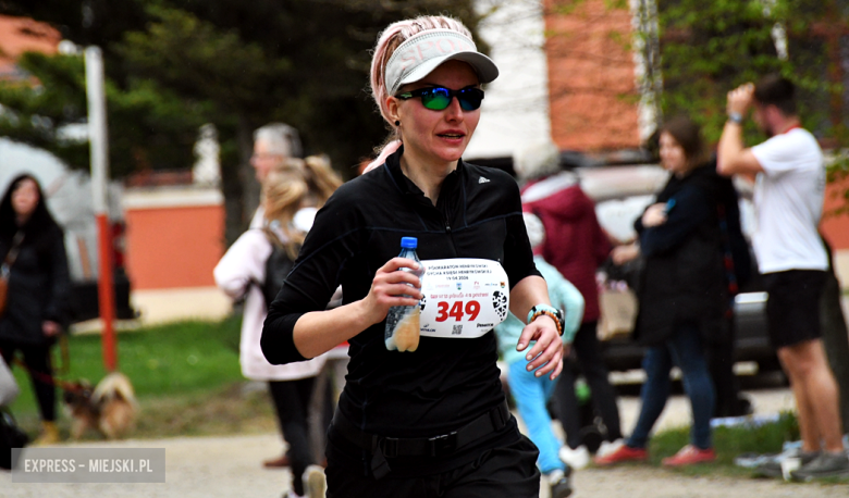 Setki biegaczy i świetne wyniki. 15. Półmaraton Henrykowski i 11. Dycha Księgi Henrykowskiej [foto]