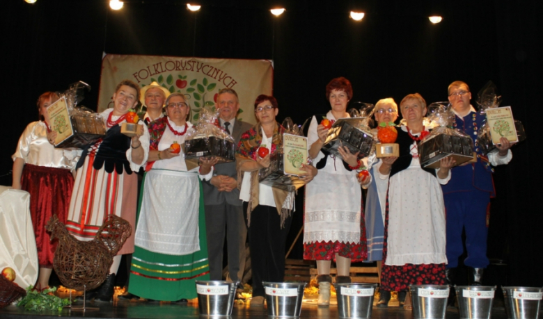 Przegląd zespołów folklorystycznych pt. "Czerwone Jabłuszko"