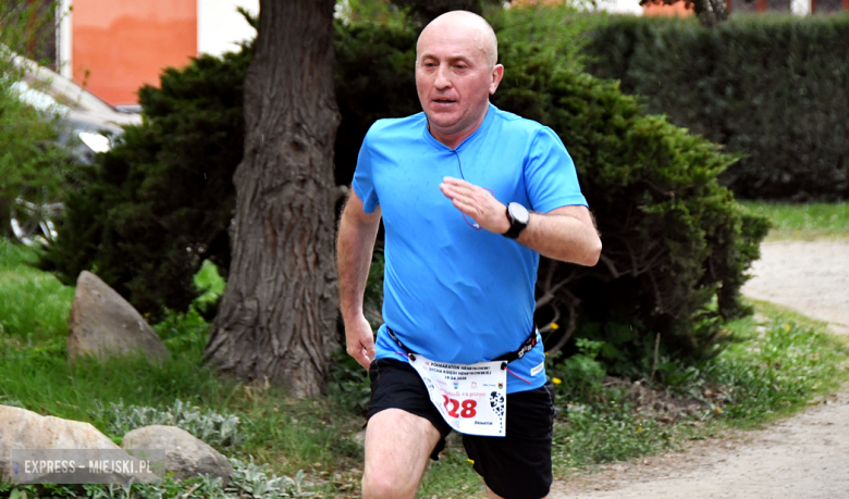 Setki biegaczy i świetne wyniki. 15. Półmaraton Henrykowski i 11. Dycha Księgi Henrykowskiej [foto]