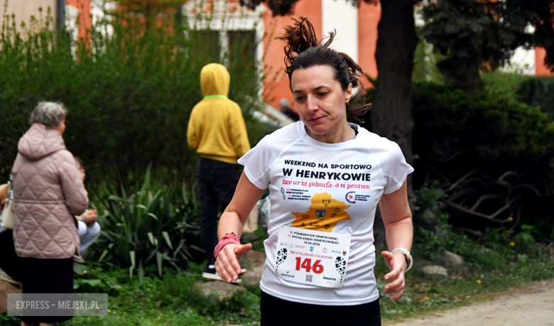 Setki biegaczy i świetne wyniki. 15. Półmaraton Henrykowski i 11. Dycha Księgi Henrykowskiej [foto]