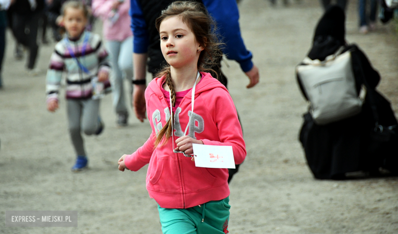 Setki biegaczy i świetne wyniki. 15. Półmaraton Henrykowski i 11. Dycha Księgi Henrykowskiej [foto]