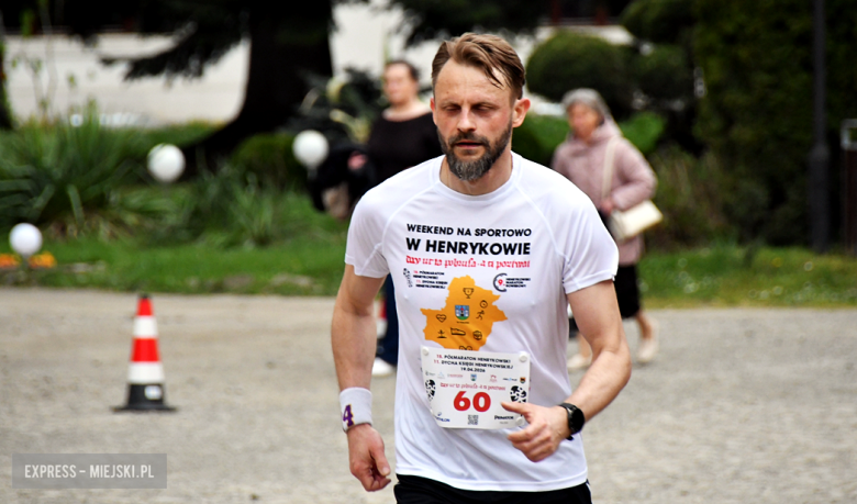 Setki biegaczy i świetne wyniki. 15. Półmaraton Henrykowski i 11. Dycha Księgi Henrykowskiej [foto]