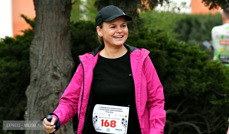 Setki biegaczy i świetne wyniki. 15. Półmaraton Henrykowski i 11. Dycha Księgi Henrykowskiej [foto]