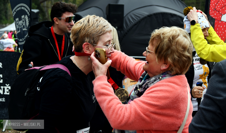 Setki biegaczy i świetne wyniki. 15. Półmaraton Henrykowski i 11. Dycha Księgi Henrykowskiej [foto]