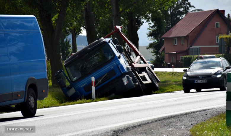 Samochód ciężarowy zjechał z drogi na krajowej ósemce