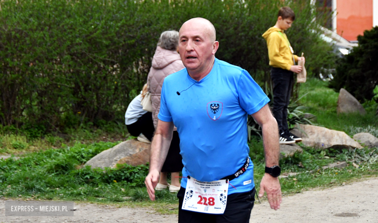 Setki biegaczy i świetne wyniki. 15. Półmaraton Henrykowski i 11. Dycha Księgi Henrykowskiej [foto]