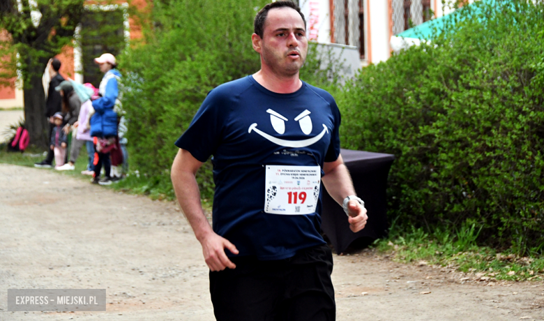 Setki biegaczy i świetne wyniki. 15. Półmaraton Henrykowski i 11. Dycha Księgi Henrykowskiej [foto]