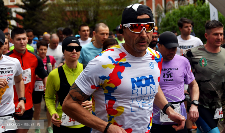 Setki biegaczy i świetne wyniki. 15. Półmaraton Henrykowski i 11. Dycha Księgi Henrykowskiej [foto]