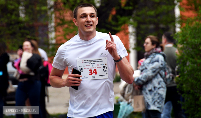 Setki biegaczy i świetne wyniki. 15. Półmaraton Henrykowski i 11. Dycha Księgi Henrykowskiej [foto]