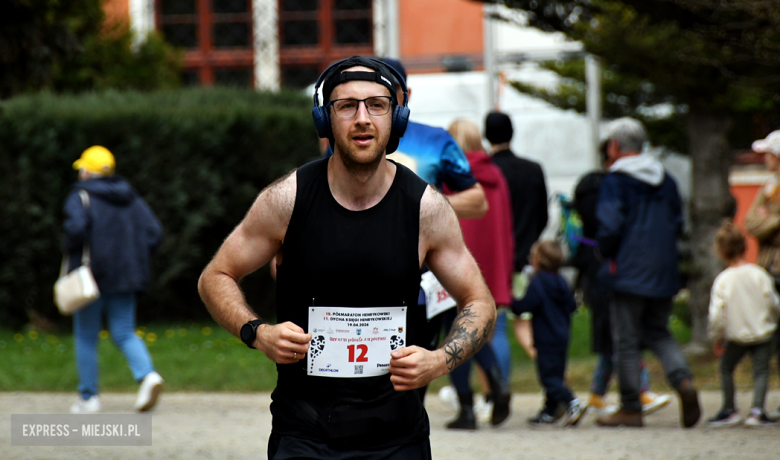 Setki biegaczy i świetne wyniki. 15. Półmaraton Henrykowski i 11. Dycha Księgi Henrykowskiej [foto]