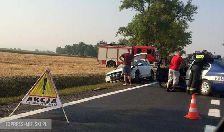 Kierująca oplem kobieta została zabrana do szpitala. Pozostali podróżujący nie doznali poważnych obrażeń