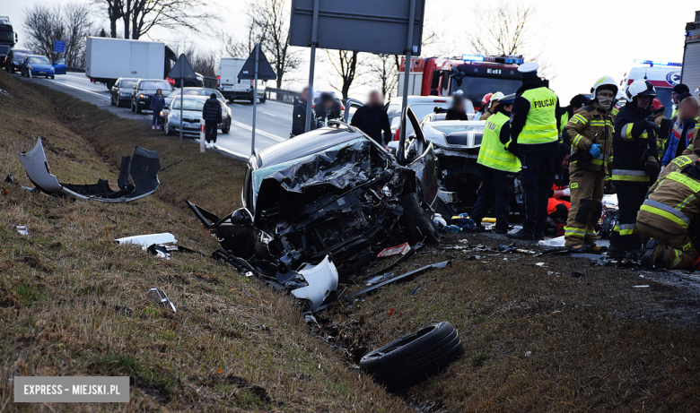 Czołowe zderzenie chevroleta i volkswagena na krajowej ósemce. Z pojazdu wypadł silnik