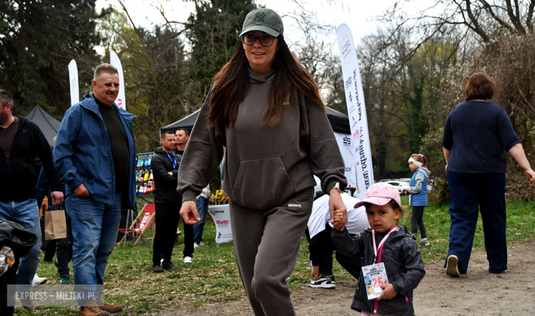 Setki biegaczy i świetne wyniki. 15. Półmaraton Henrykowski i 11. Dycha Księgi Henrykowskiej [foto]