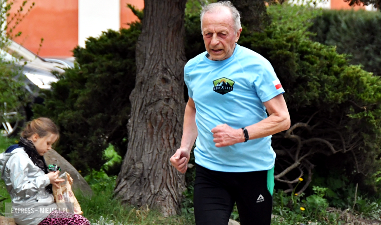 Setki biegaczy i świetne wyniki. 15. Półmaraton Henrykowski i 11. Dycha Księgi Henrykowskiej [foto]