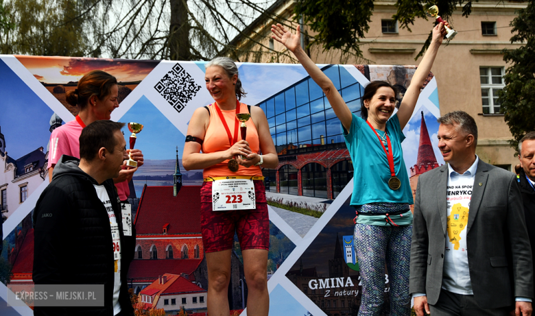 Setki biegaczy i świetne wyniki. 15. Półmaraton Henrykowski i 11. Dycha Księgi Henrykowskiej [foto]