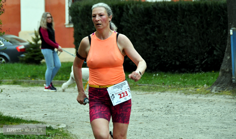 Setki biegaczy i świetne wyniki. 15. Półmaraton Henrykowski i 11. Dycha Księgi Henrykowskiej [foto]