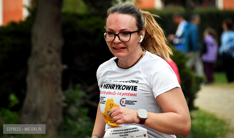 Setki biegaczy i świetne wyniki. 15. Półmaraton Henrykowski i 11. Dycha Księgi Henrykowskiej [foto]