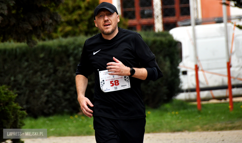 Setki biegaczy i świetne wyniki. 15. Półmaraton Henrykowski i 11. Dycha Księgi Henrykowskiej [foto]