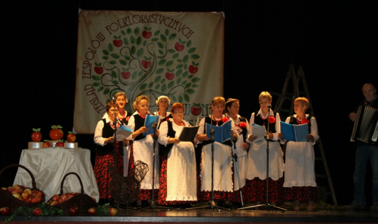 Przegląd zespołów folklorystycznych pt. "Czerwone Jabłuszko"