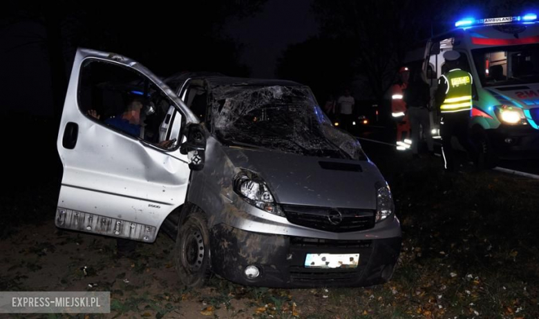 Dachowanie osobowego busa na drodze wojewódzkiej