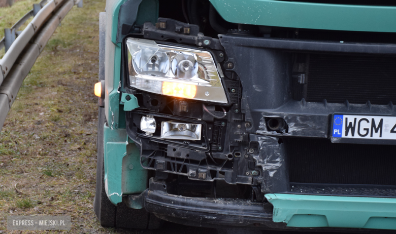 Zderzenie osobowej toyoty z samochodem ciężarowym na skrzyżowaniu ul. Legnickiej z krajową ósemką