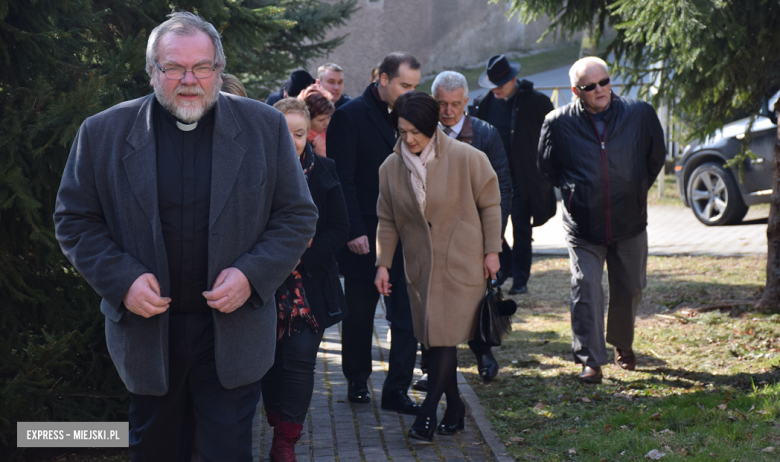 W Sosnowej wyremontowano pokrycie hełmu wieży kościelnej. Jest też „zdalna” wieża widokowa