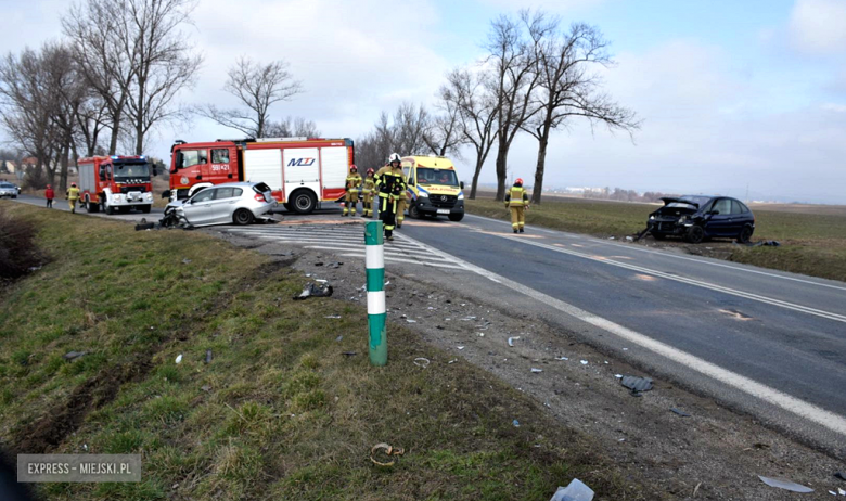 Zderzenie trzech samochodów osobowych na krajowej ósemce