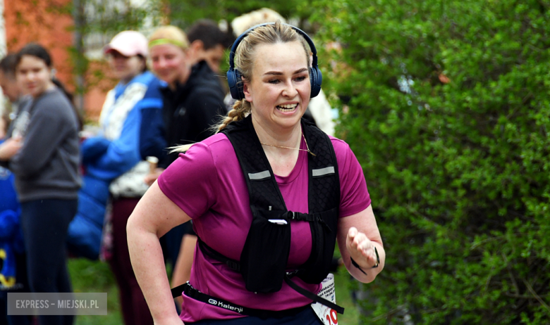Setki biegaczy i świetne wyniki. 15. Półmaraton Henrykowski i 11. Dycha Księgi Henrykowskiej [foto]