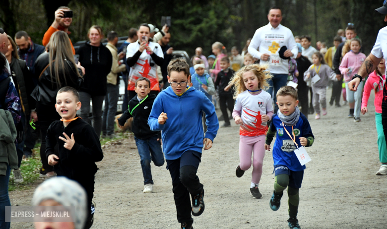 Setki biegaczy i świetne wyniki. 15. Półmaraton Henrykowski i 11. Dycha Księgi Henrykowskiej [foto]
