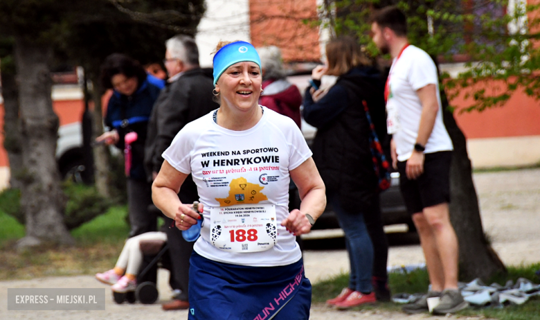 Setki biegaczy i świetne wyniki. 15. Półmaraton Henrykowski i 11. Dycha Księgi Henrykowskiej [foto]