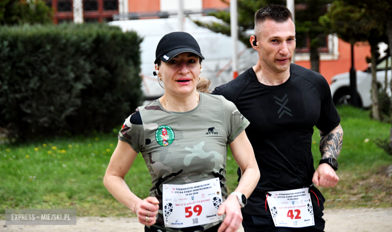 Setki biegaczy i świetne wyniki. 15. Półmaraton Henrykowski i 11. Dycha Księgi Henrykowskiej [foto]