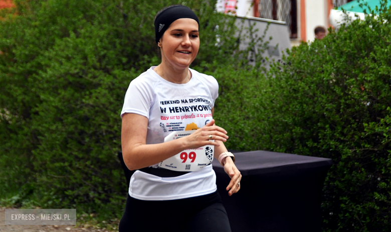 Setki biegaczy i świetne wyniki. 15. Półmaraton Henrykowski i 11. Dycha Księgi Henrykowskiej [foto]