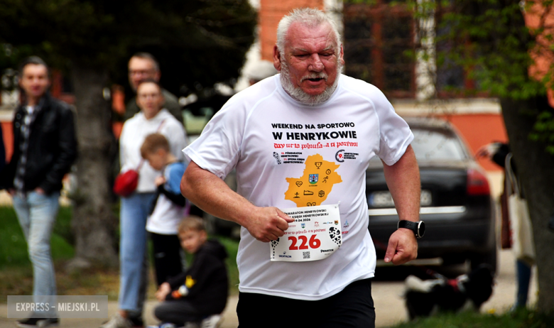 Setki biegaczy i świetne wyniki. 15. Półmaraton Henrykowski i 11. Dycha Księgi Henrykowskiej [foto]