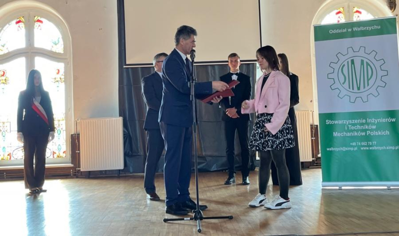 	Zakończenie roku szkolnego maturzystów. Najlepsi uczniowie otrzymali nagrody finansowe