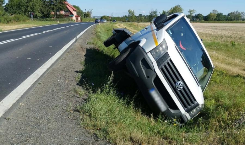 Kolizja autobusu i lawety na krajowej ósemce