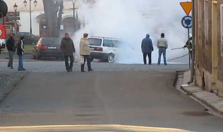 Pożar samochodu w centrum Złotego Stoku