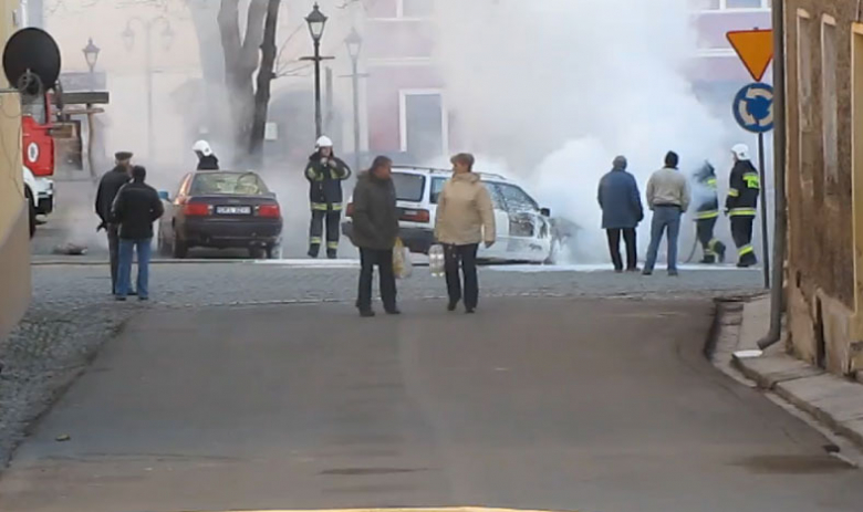 Pożar samochodu w centrum Złotego Stoku