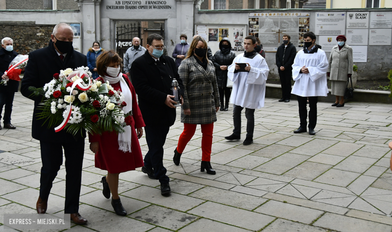 102. rocznica odzyskania Niepodległości. Oficjele złożyli kwiaty przed tablicą upamiętniającą Sybiraków