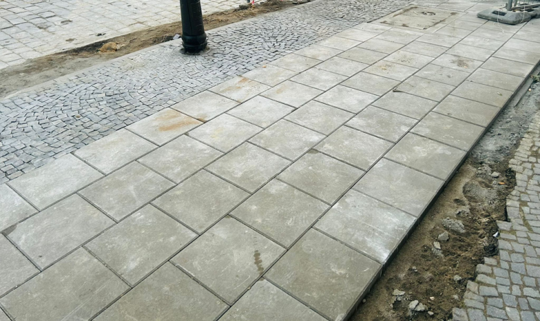 Remont chodnika w Rynku w Ziębicach
