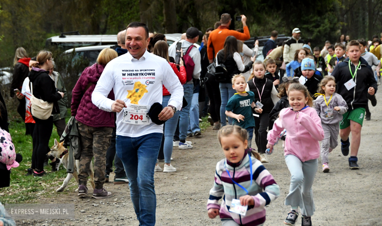 Setki biegaczy i świetne wyniki. 15. Półmaraton Henrykowski i 11. Dycha Księgi Henrykowskiej [foto]