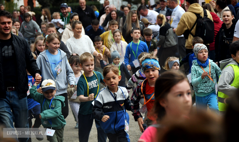 Setki biegaczy i świetne wyniki. 15. Półmaraton Henrykowski i 11. Dycha Księgi Henrykowskiej [foto]